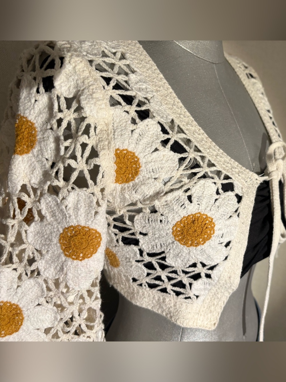 RARE Daisy Crochet Tie Front Crop Top Boho Festival Coachella Cardigan Sz XS - Picture 9 of 16